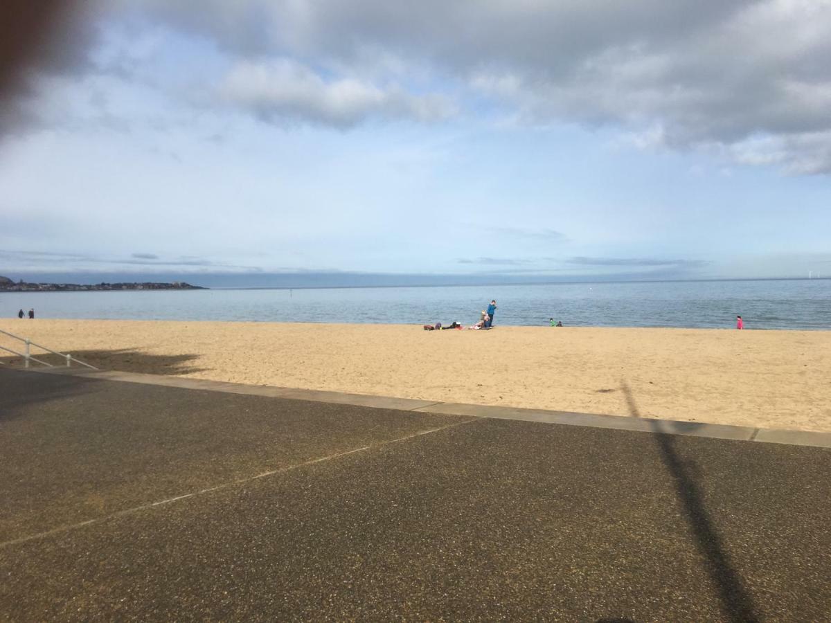 Flat 2 Opposite Travel Lodge コルウィン・ベイ エクステリア 写真